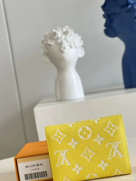 First bag ru Vuitton Louis VICTORINE Wallet 0405